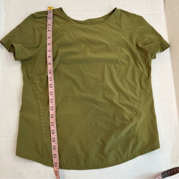Lululemon Lightweight Stretch Running Short Sleeve in Bronze Green | Size 6 - Picture 12 of 12